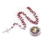 Růženec s dřevěnými korálky v krabičce červený