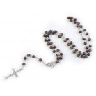 Růženec s dřevěnými korálky v krabičce hnědý