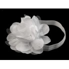 Pružná čelenka do vlasů s květem bílá