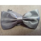 Saténový party motýlek šedý